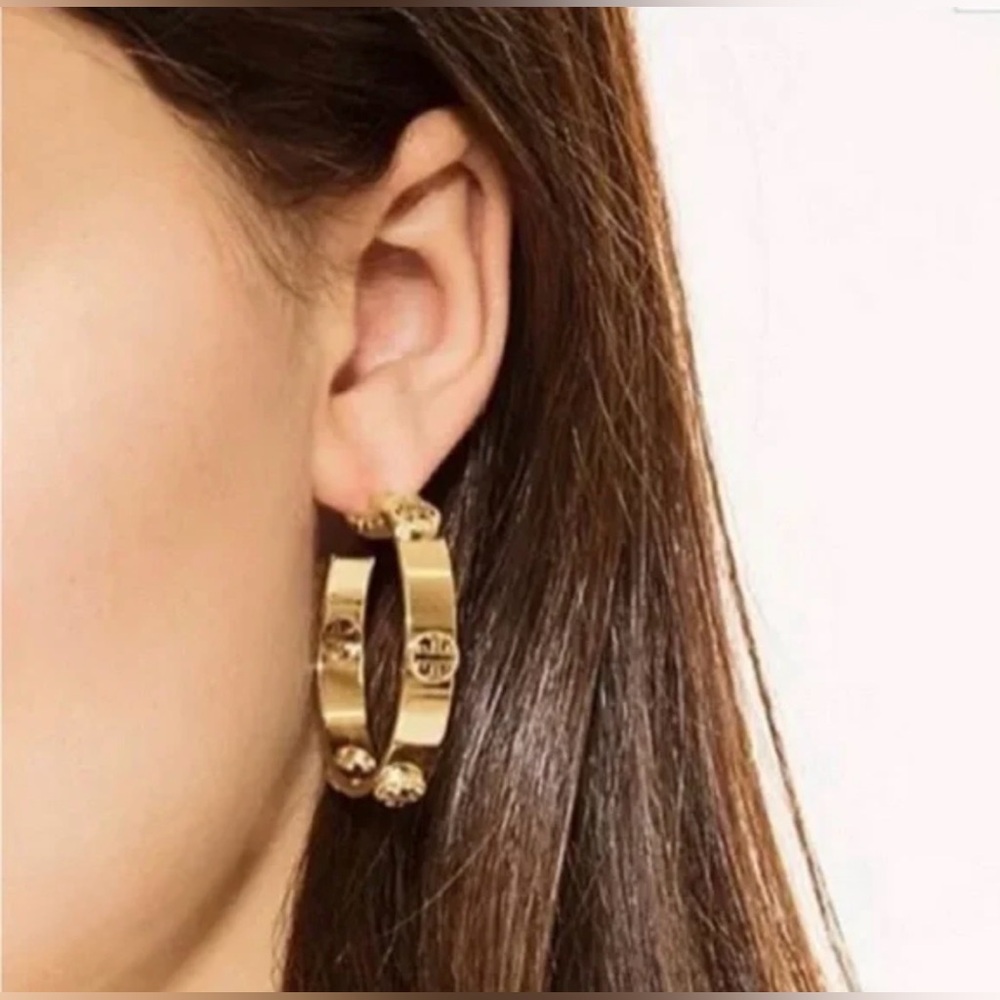 NWT [Tory Burch] Milgrain Gold Logo 3D Medium-Sized Designer Hoop Earrings - Picture 2 of 9